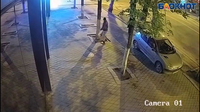 В центре Кишинева засняли мужчину, ворующего бордюр на тротуаре