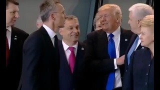 Трамп грубо оттолкнул премьера Черногории, чтобы встать в первом ряду