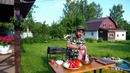 Огромный стейк на гриле. Мясо по-французски отдыхает