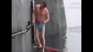 Русские подводники решили искупаться