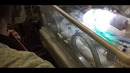 Любящий Отец поет песню Джона Леннона своему новорожденному сыну