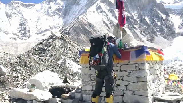 Почему на Эвересте не спасают людей? Многих альпинистов оставляют в горах навсегда