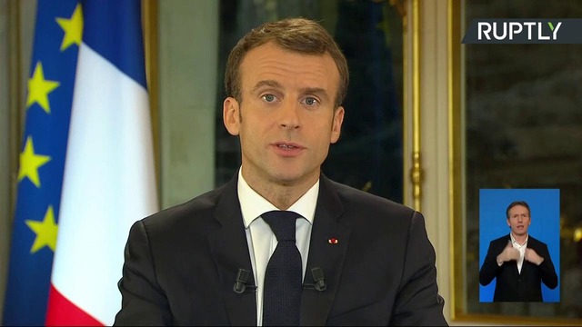 Макрон объявил во Франции чрезвычайное положение