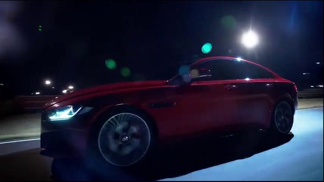 Armin Van Buuren ‘on track’ met de nieuwe Jaguar XE
