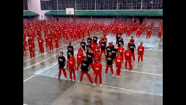 «Gangnam Style» в исполнении зэков в филиппинской тюрьме