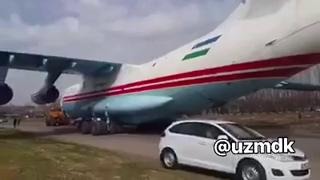 Видео дня: Самолет на улицах Ташкента
