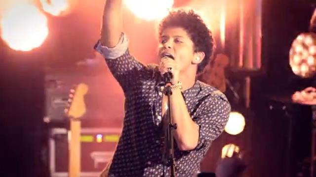 Bruno Mars – Locked out of Heaven Live in Paris