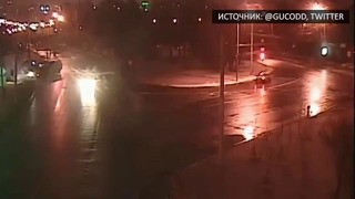 В Москве автобус врезался в столб после столкновения с автомобилем — видео