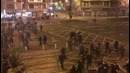 Драка футбольных фанатов под залпы салютов