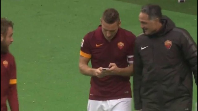 Francesco Totti selfie for history after goal AS Roma vs Lazio 2015