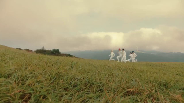 TXT (투모로우바이투게더) – ‘Blue Hour (5시 53분의 하늘에서 발견한 너와 나)’ Official MV