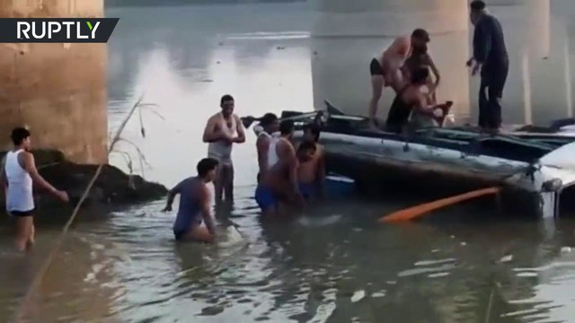 Не менее 32 человек погибли при падении автобуса в реку в Индии