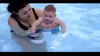 Дети в бассейне