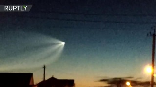 Пришелец, НЛО или Трамп — за что приняли в соцсетях след от ракеты «Союз» в небе