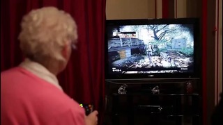 Геймер бабушка играет в Call of Duty Ghost