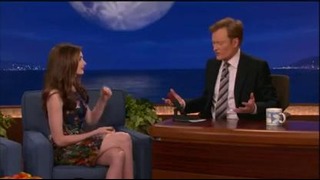 Anne Hathaway’s Lil’ Wayne Style Paparazzi Rap – Conan on TBS