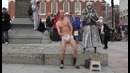 Танцы в трусах на улицах города