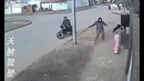 Женщина необычным образом спасла свою сумку от воров