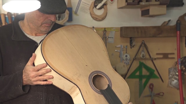 42 тысячи евро: как семейная мастерская в Испании создаёт гитары для звёзд музыки