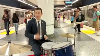 Джозеф Гордон-Левитт сыграл на барабанах в метро