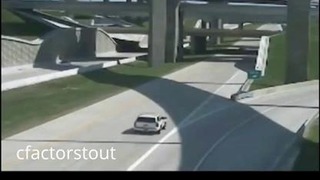 В Техасе с моста слетел грузовик