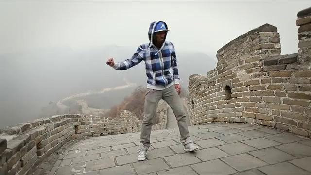 Парнишка классно танцует на великой китайской стене