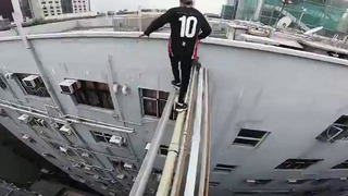 Любители паркура бегают по крышам Гонконга