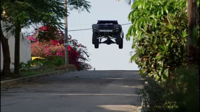 850-сильный трофи-трак и автомобильный паркур по Гаване
