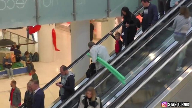 Пранк- палки на эскалаторе – sticks on the escalator prank