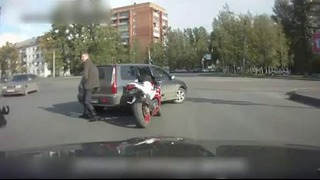 Боксёр-мотоциклист на дороге)