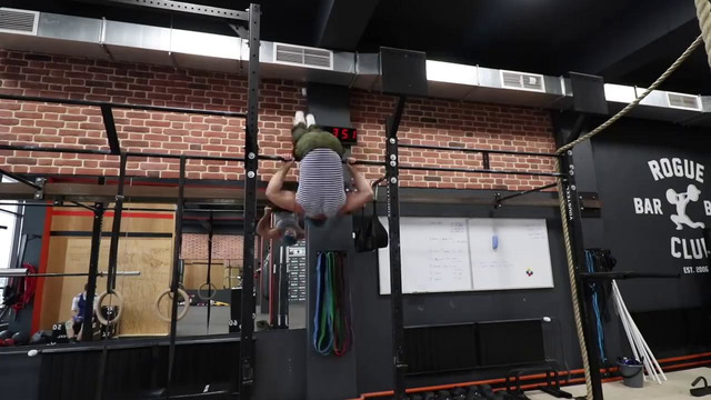 Солдат вдв рф выполняет тест физ подготовки десантников сша вдв россии vs вдв