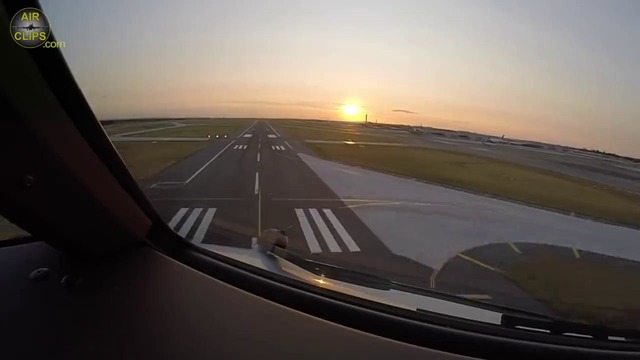 Красивая посадка на закате Боинга 777 в аэропорту Парижа