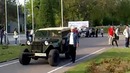 Старинный автомобиль едет сам