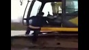 Веселый водитель экскаватора