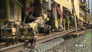 Гигантский самоходный робот строит железную дорогу