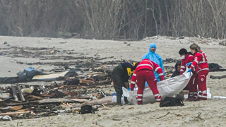 Налетела на скалы: лодка с 200 мигрантами потерпела крушение у берегов Италии