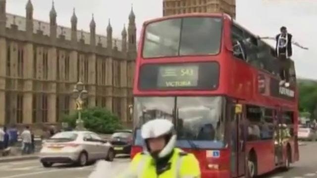 Фокусник пролетел рядом с автобусом по Лондону