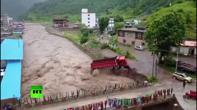Наводнение смыло пятиэтажный дом в Тибете