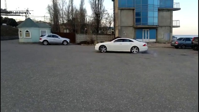 Mersedez 6.3 красиво дрифтует