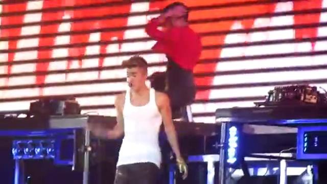 Justin Bieber – Beauty And A Beat (LIVE)
