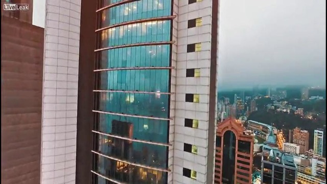 Руферы на небоскрёбе в Гонконге What’s up Hong Kong