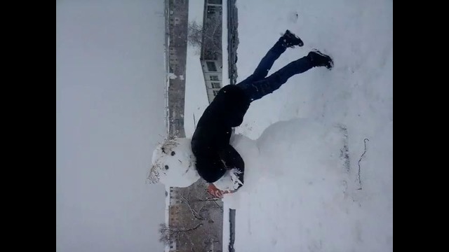 Хотел обнять снеговика
