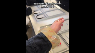 Бренд Balenciaga выпустил браслет в виде скотча за $3 тысячи