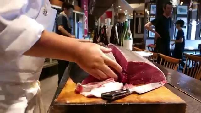 Японская еда. Нарезка тунца на сашими