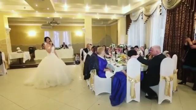 На свадьбе девушка исполнила песню папе