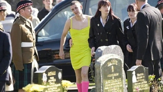 Он одел желтое платье на похороны друга