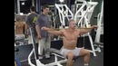 Вращение с палкой на плечах