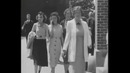Люди из будущего. 1938год. На девушка руках сотовый телефон