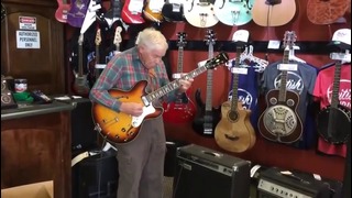 81-летний дедушка решил проверить гитару перед покупкой