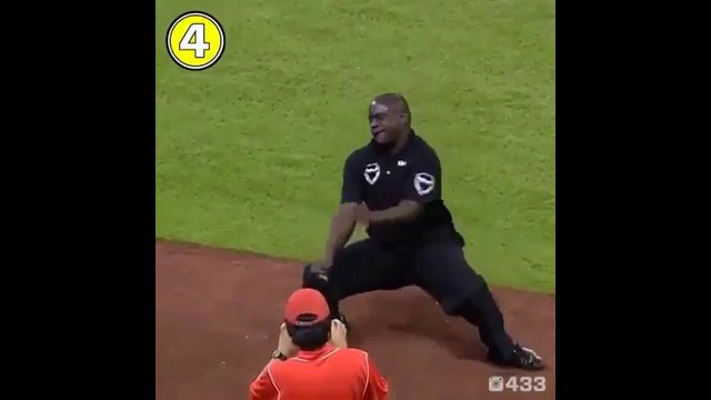 Охраник показывает как нужно танцевать